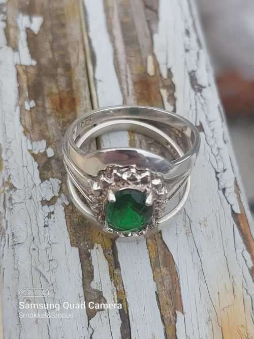 Sterling silver ladies ring Size: R.5 Beautiful greenstone ring