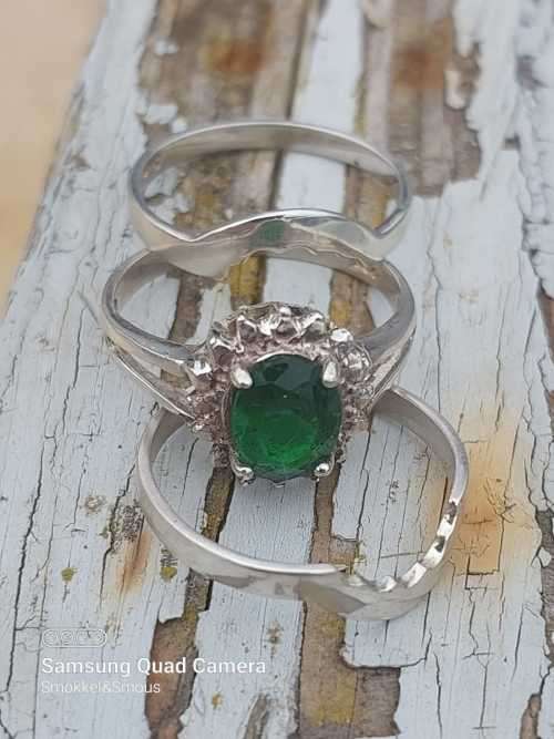 Sterling silver ladies ring Size: R.5 Beautiful greenstone ring