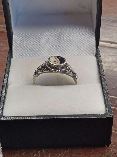 Sterling silver ladies ring yin yang Size: P.5 NO BOX!