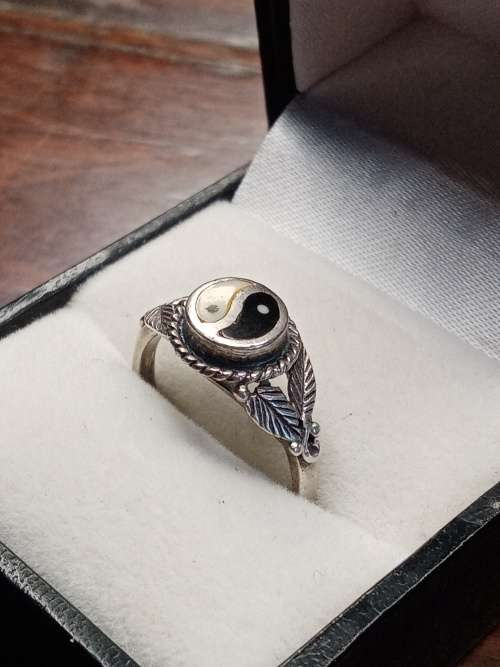 Sterling silver ladies ring yin yang Size: P.5 NO BOX!