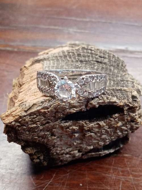 Sterling silver ladies ring Size: R