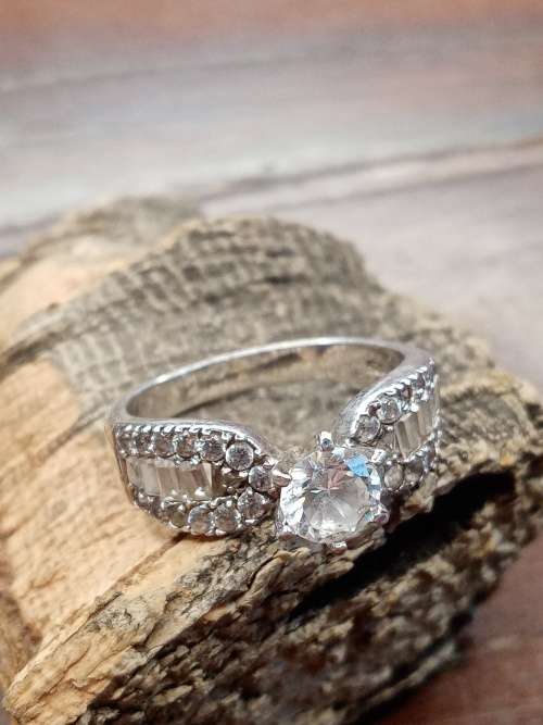 Sterling silver ladies ring Size: R