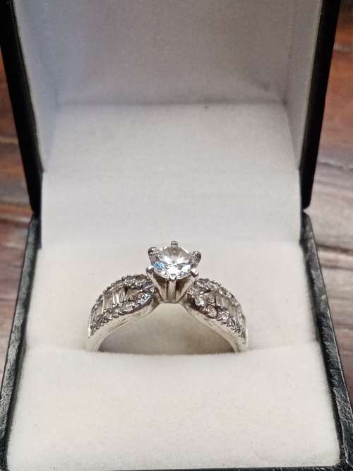 Sterling silver ladies ring Size: R