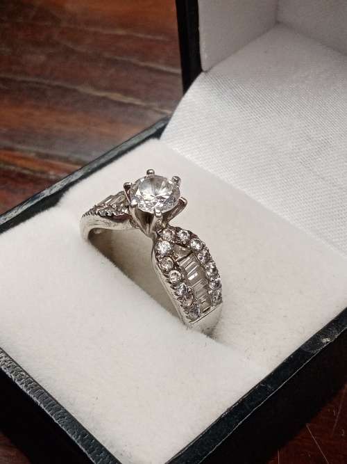 Sterling silver ladies ring Size: R