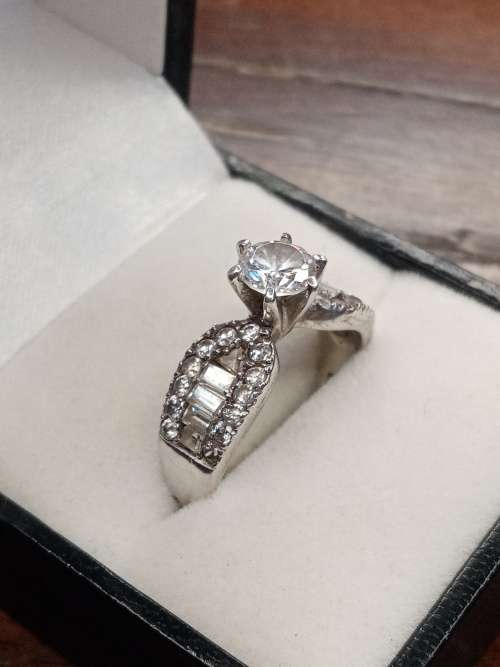 Sterling silver ladies ring Size: R