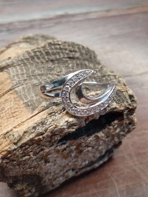 Sterling silver ladies ring Size: O