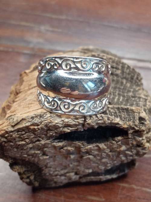 Sterling silver ladies ring Size: Q