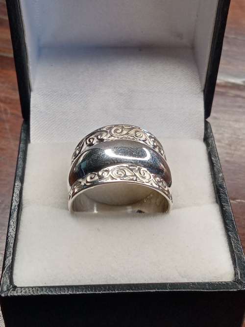 Sterling silver ladies ring Size: Q