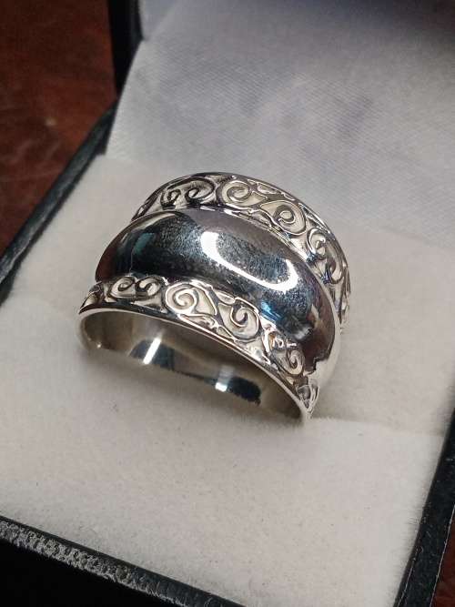 Sterling silver ladies ring Size: Q