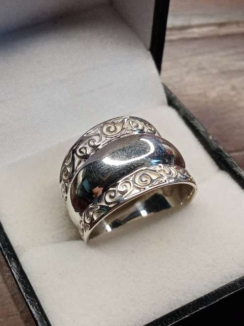 Sterling silver ladies ring Size: Q
