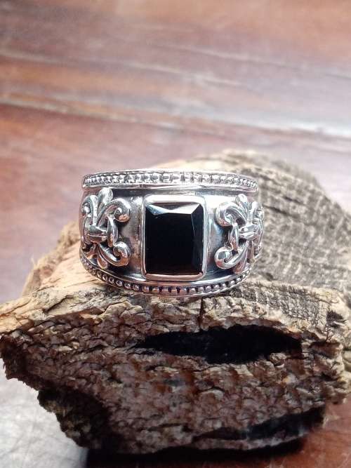 Sterling silver ladies ring Size: T