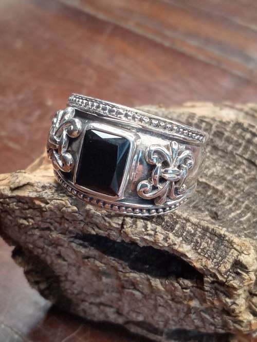 Sterling silver ladies ring Size: T