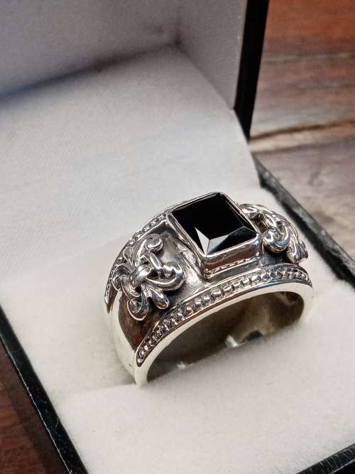 Sterling silver ladies ring Size: T