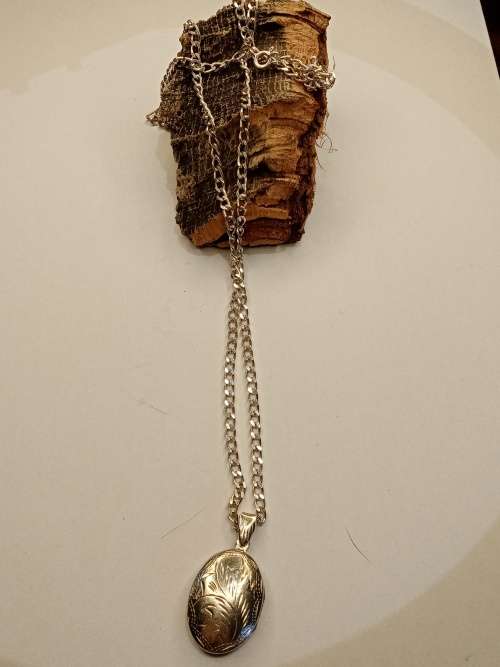 Sterling silver chain with locket that opens 60cm long