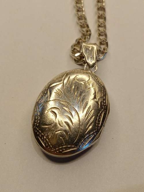 Sterling silver chain with locket that opens 60cm long