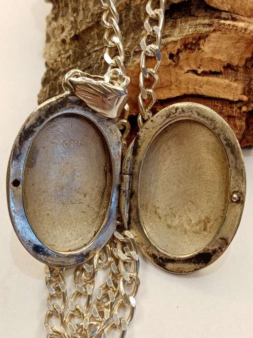 Sterling silver chain with locket that opens 60cm long
