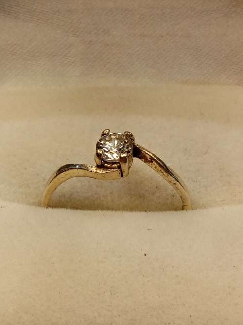 Sterling silver ladies ring with cubic zirconia Size N