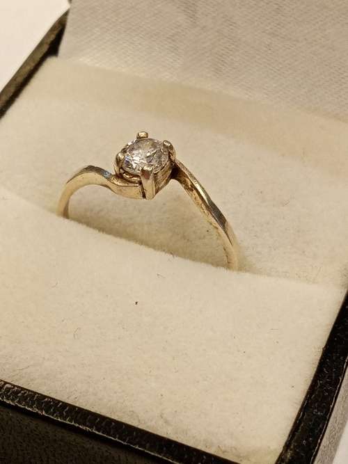 Sterling silver ladies ring with cubic zirconia Size N