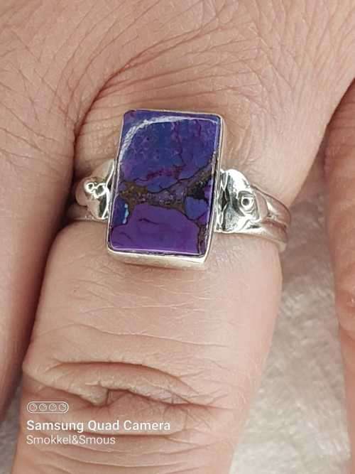 Sterling silver ladies ring with sugar lite stone Size: R