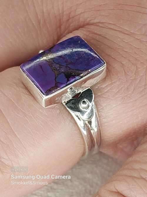 Sterling silver ladies ring with sugar lite stone Size: R