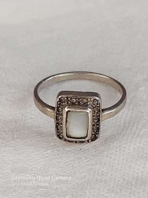 Vintage antique sterling silver ladies ring wtih mother of pearl stone Size: P.5