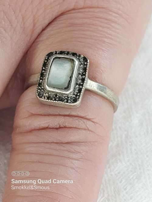 Vintage antique sterling silver ladies ring wtih mother of pearl stone Size: P.5