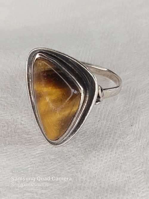 Antique vintage ladies ring with tiger eye stone Size: R.5
