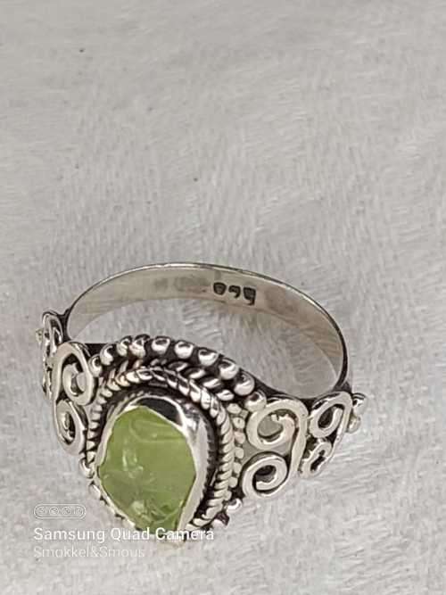 Vintage antique ladies ring with green stone Size: L.5