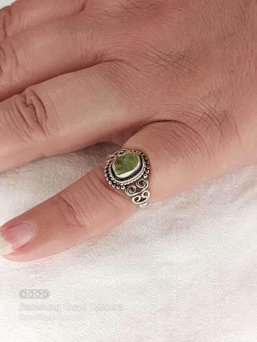Vintage antique ladies ring with green stone Size: L.5