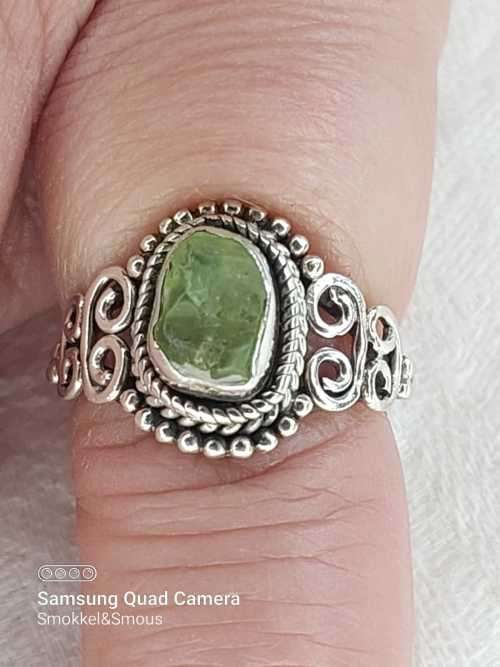 Vintage antique ladies ring with green stone Size: L.5