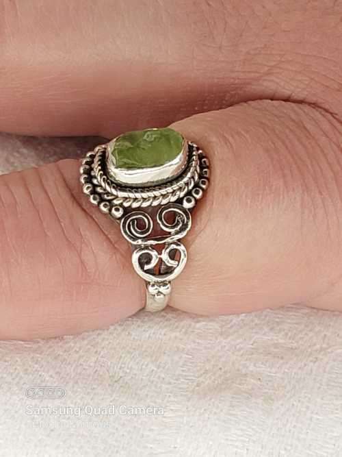 Vintage antique ladies ring with green stone Size: L.5