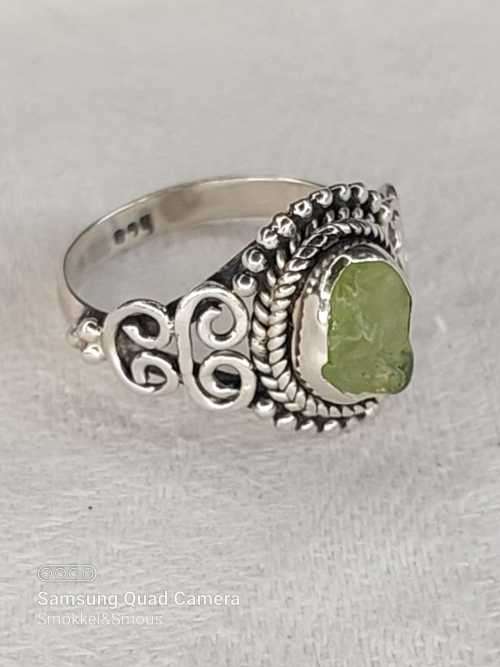 Vintage antique ladies ring with green stone Size: L.5