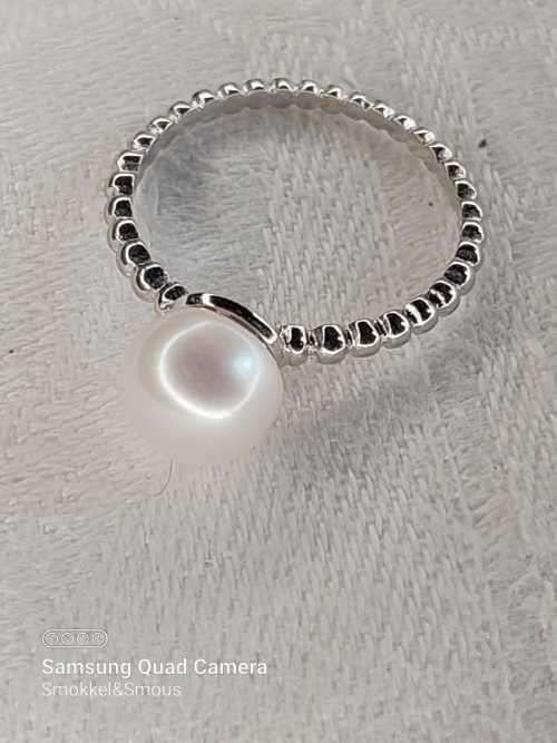 Sterling silver ladies ring with genuine pearl Size: P