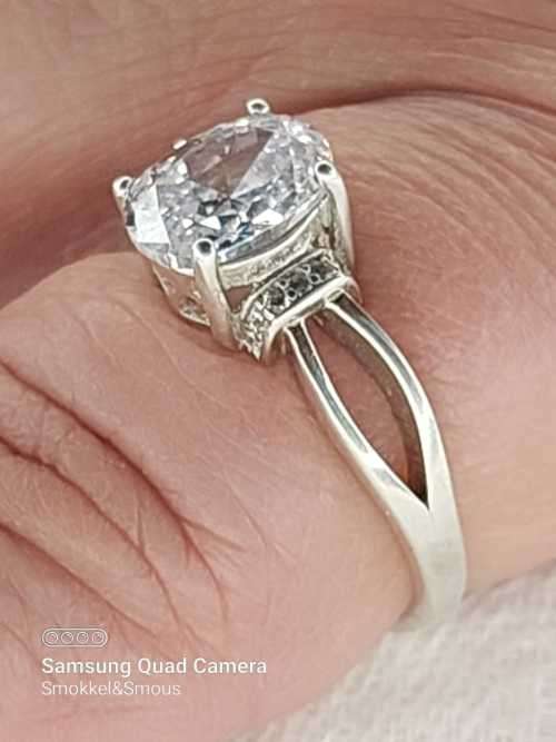 Sterling silver ladies ring Size: Q