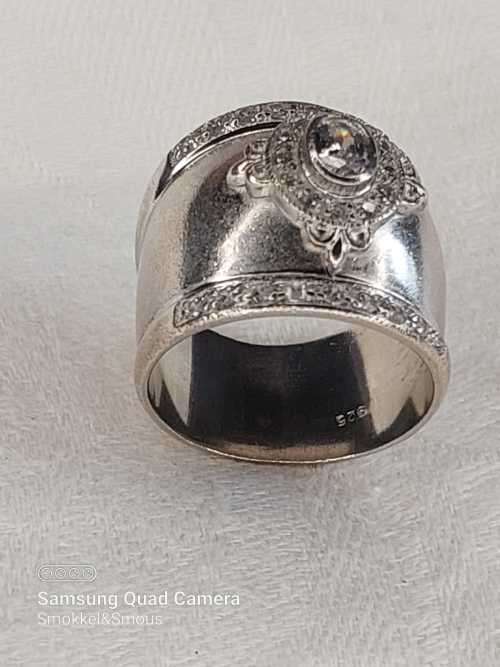 Sterling silver ladies ring Size: T