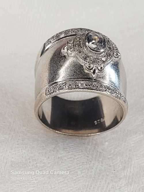 Sterling silver ladies ring Size: T
