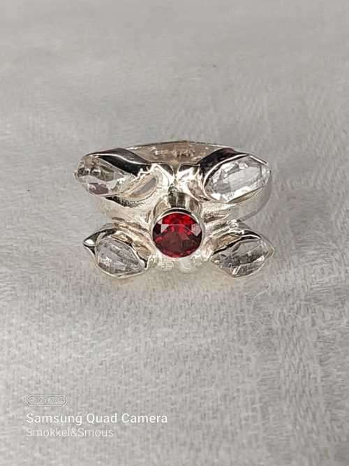 Sterling silver ladies ring with 1 Red stone and 4 White stones Size: M.5