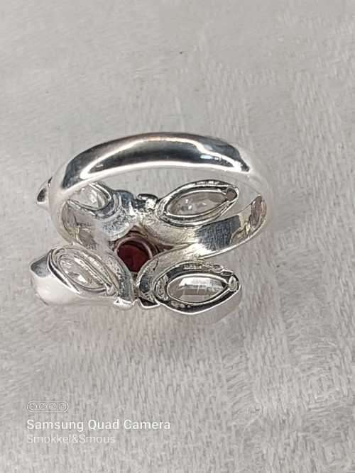 Sterling silver ladies ring with 1 Red stone and 4 White stones Size: M.5