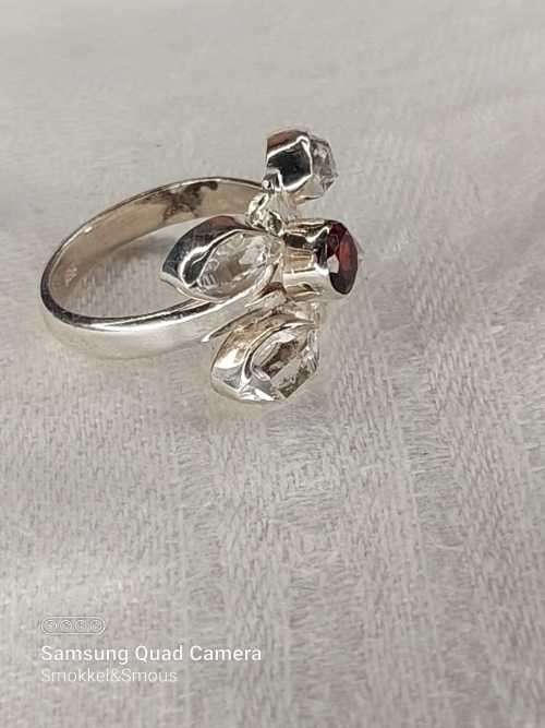 Sterling silver ladies ring with 1 Red stone and 4 White stones Size: M.5