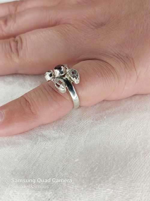 Sterling silver ladies ring with 1 Red stone and 4 White stones Size: M.5