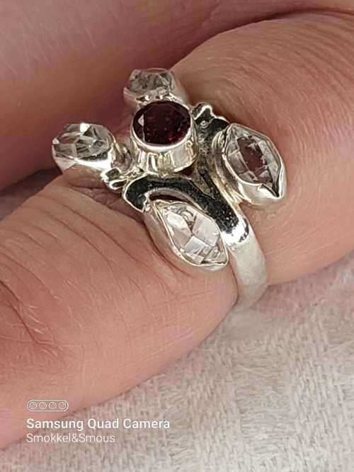Sterling silver ladies ring with 1 Red stone and 4 White stones Size: M.5