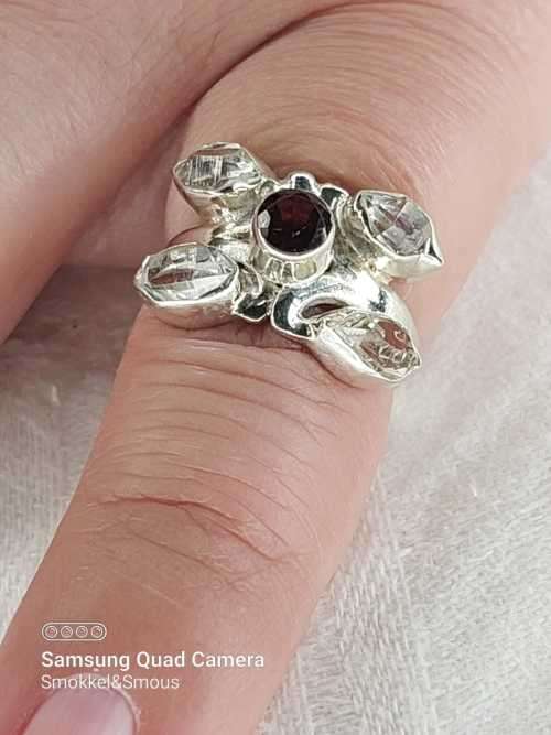 Sterling silver ladies ring with 1 Red stone and 4 White stones Size: M.5