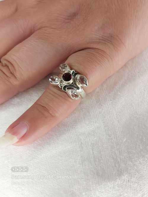 Sterling silver ladies ring with 1 Red stone and 4 White stones Size: M.5