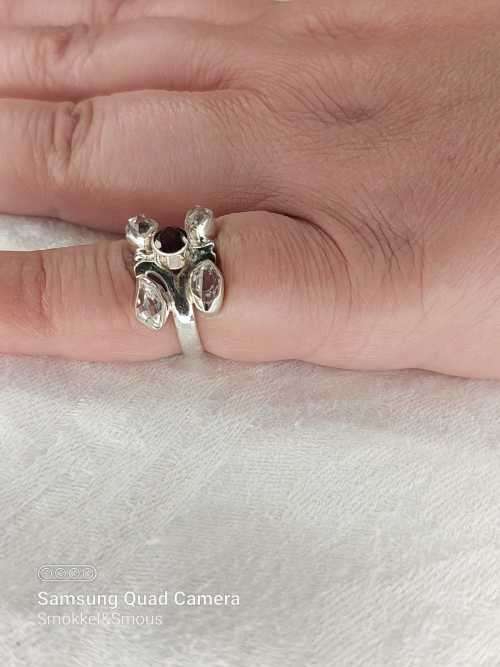 Sterling silver ladies ring with 1 Red stone and 4 White stones Size: M.5