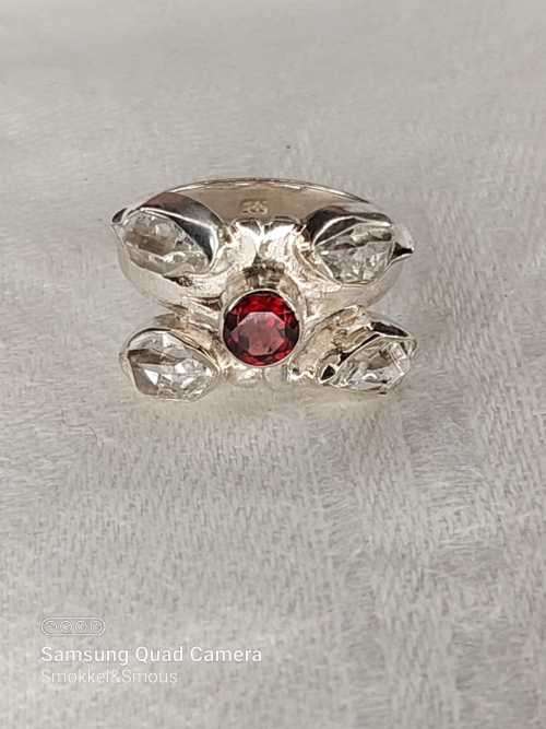 Sterling silver ladies ring with 1 Red stone and 4 White stones Size: M.5