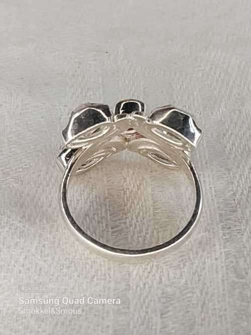Sterling silver ladies ring with 1 Red stone and 4 White stones Size: M.5