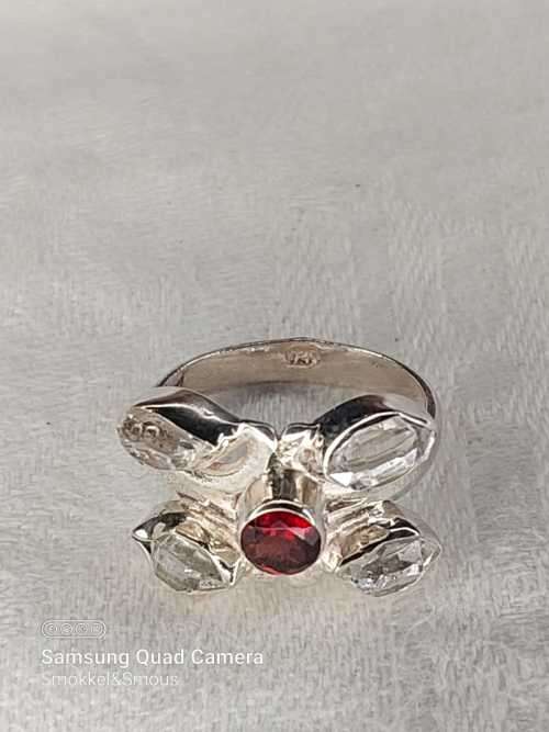 Sterling silver ladies ring with 1 Red stone and 4 White stones Size: M.5