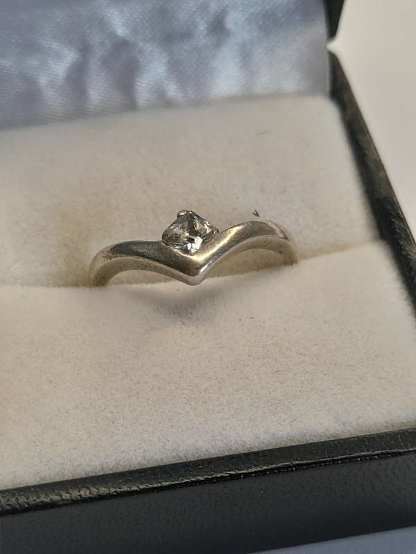 Sterling silver ladies ring Size: M NO BOX