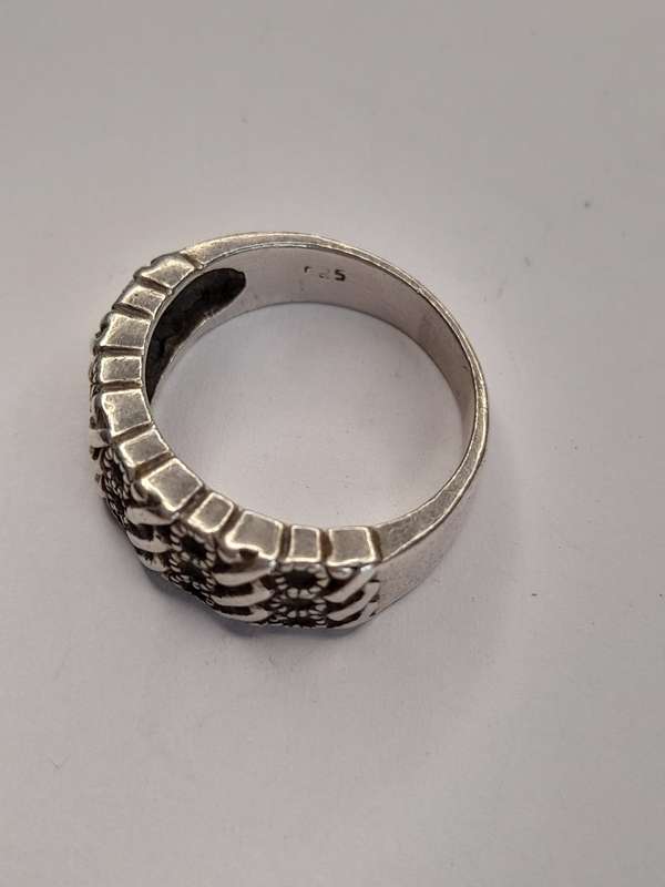 Sterling silver ladies ring Size: K.5 NO BOX