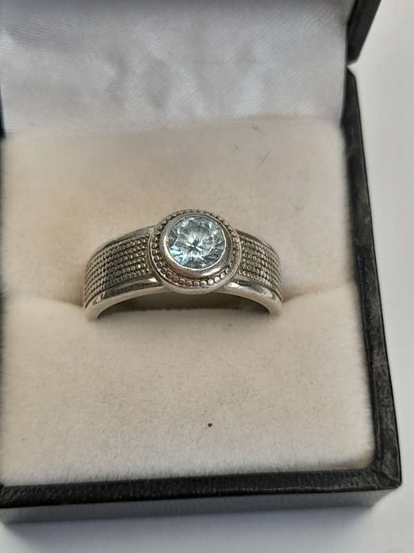 Sterling silver ladies ring Size: Q NO BOX